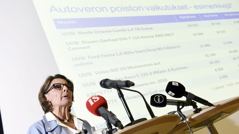 Liikenne- ja viestintäministeri Anne Berner tiedotustilaisuudessa Helsingissä.