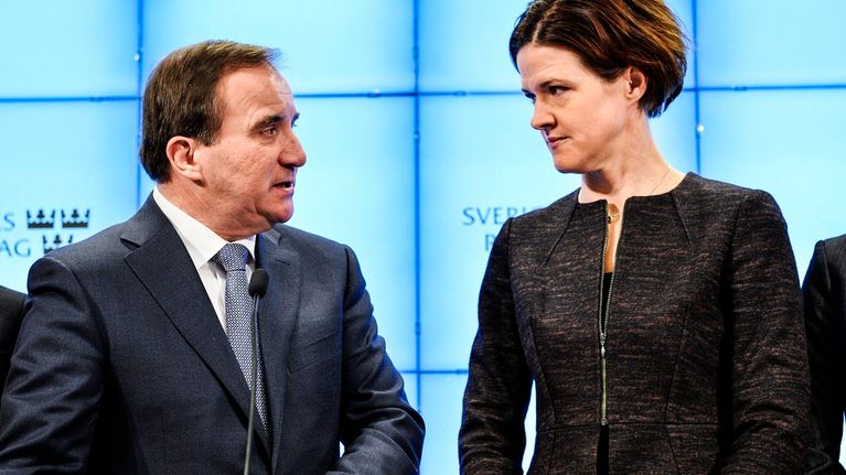 Stefan Löfven ja Anna Kinberg Batra katsovat toisiaan lehdistötilaisuudessa Tukholmassa joulukuussa 2014.