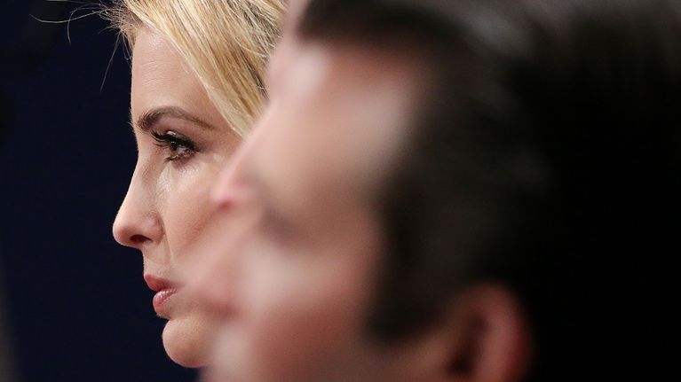 Kuvassa etualalla oleva isoveli Donald Trump nuorempi on sanonut, että Ivankalla kykenee tuomaan heidän isästään pehmeämmän puolen esiin. 