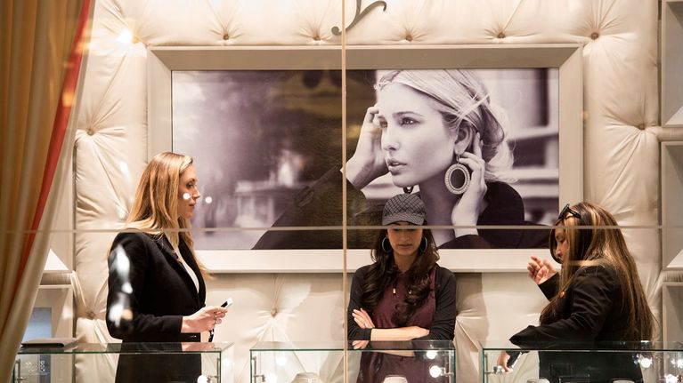 Ivanka Trump -yrityksen putiikki sijaitsee Trump Tower -pilvenpiirtäjässä New Yorkissa. Kuvassa vasemmalla Lara Yunaska, joka on Trumpin pojan Ericin vaimo.