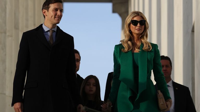 Jared Kushner ja Ivanka Trump presidentti Lincolnin muistomerkillä torstaina päivä ennen Donald Trumpin virkaanastujaisia.