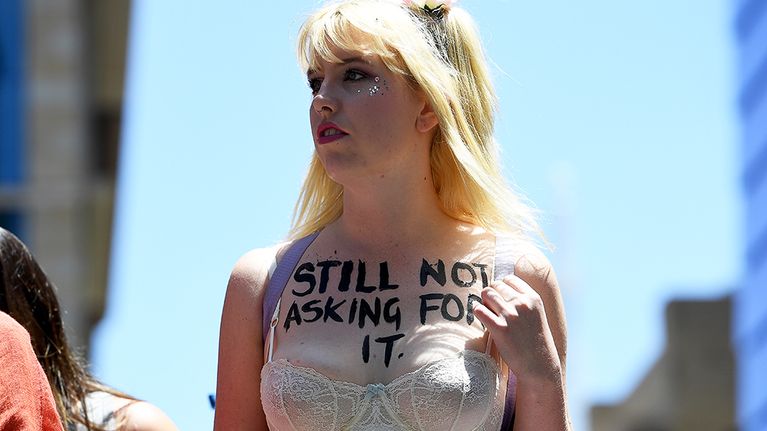 Still not asking for it -teksti sydneylaisen mielenosoittajan rintaan kirjoitetuna.