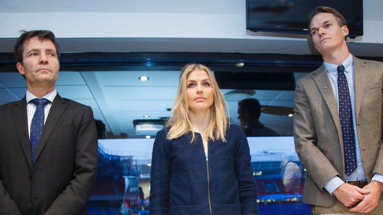 Therese Johaug (keskellä) asianajajiensa Christian B. Hjortin (vas.) ja Mikkl Toft Gimsen kanssa kuulemistilaisuudessa.