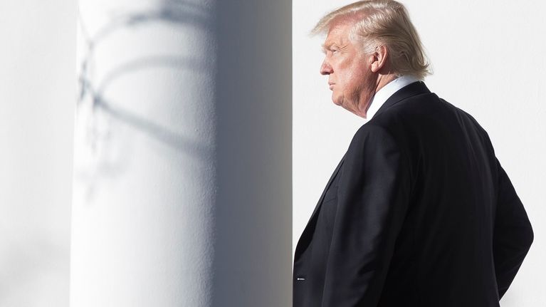 Yhdysvaltain presidentti Donald Trump kävelee Valkoisen talon pylväskäytävällä Washingtonissa tammikuussa 2017. 