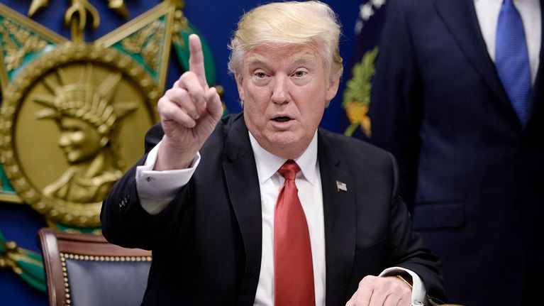 Presidentti Donald Trump allekirjoitustilaisuudessa Pentagonissa 27. tammikuuta 2017.