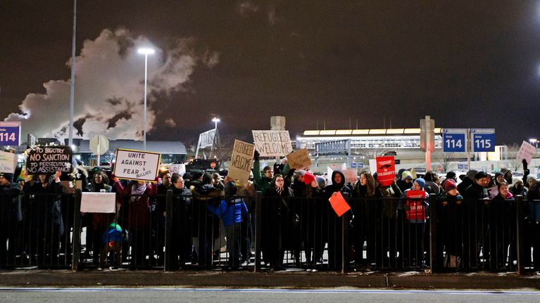 Trumpin maahantulokieltoa vastustavia mielenosoittajia John F. Kennedyn lentokentällä New Yorkissa 28. tammikuuta.