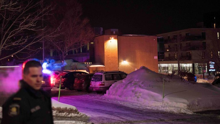Poliisin eristämä ammuskelupaikka Quebecin kaupungin islamilaisen kulttuurin keskus.
