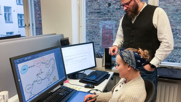 Kirkko ja kaupunki -lehden päätoimittaja Jaakko Heinimäki ja lehden graafikko Mari Aarnio.