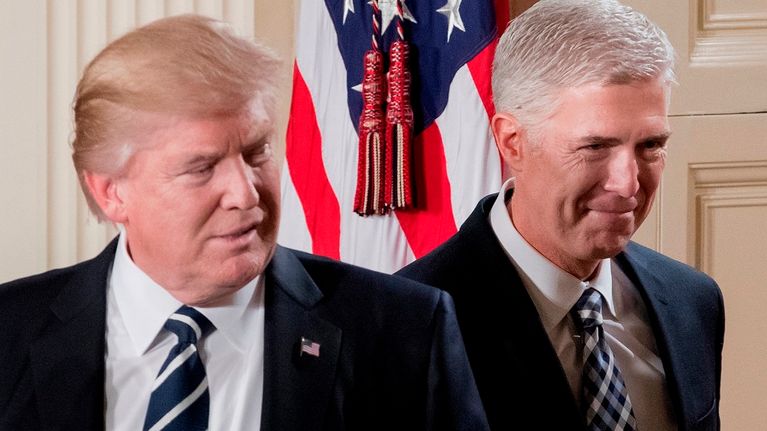 Kuvassa Trump ja Gorsuch vierekkäin tiedotustilaisuudessa 31.1. 2017. Naureskelevat ja ovat iloisen näköisiä.
