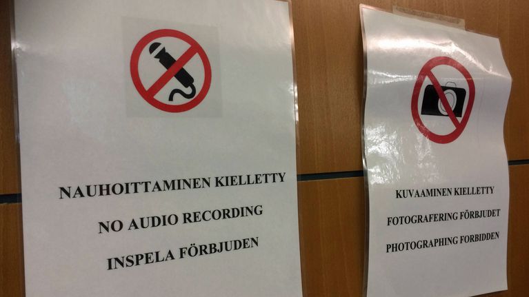 Oikeussalin ovi, johon kiinnitetty kuvaamisesta ja nauhoittamisesta kertovat kiellot.