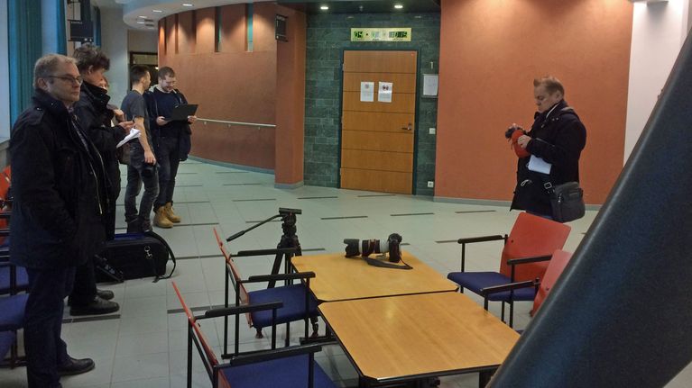 Tiedotusvälineiden edustajia odottamassa saliin pääsyä Pirkanmaan käräjäoikeuden aulassa.