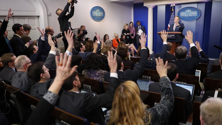 Sean Spicer jakaa puheenvuoroja lehdistötilaisuudessa Valkoisessa talossa 23. tammikuuta 2017.