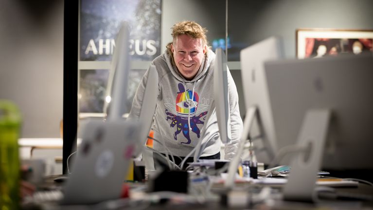 Yle aloitti uuden uutispodcastin – juontaja Reetta Rönkä: 