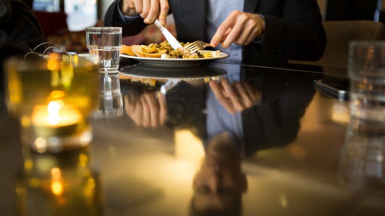 Suomalaista ruokakulttuuria Antti Holmalla ei ole ikävä, sillä ruoka on hänelle vain polttoainetta.