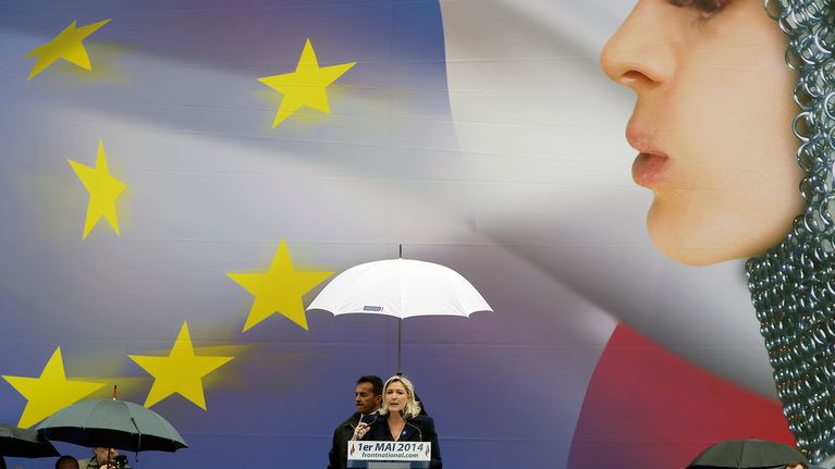 Marine Le Pen puhumassa vappumarssilla Pariisissa 2014.