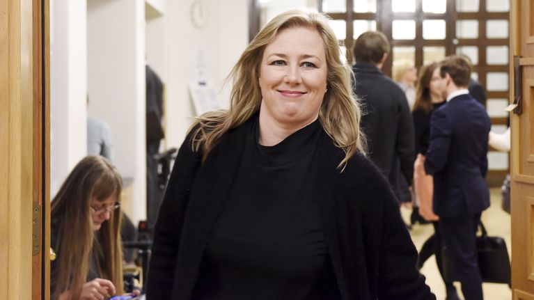 Jutta Urpilainen saapumassa eduskunnan täysistuntoon Helsingissä.