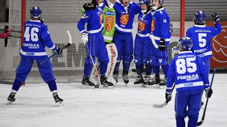 Suomen juhlat MM-jääpallossa