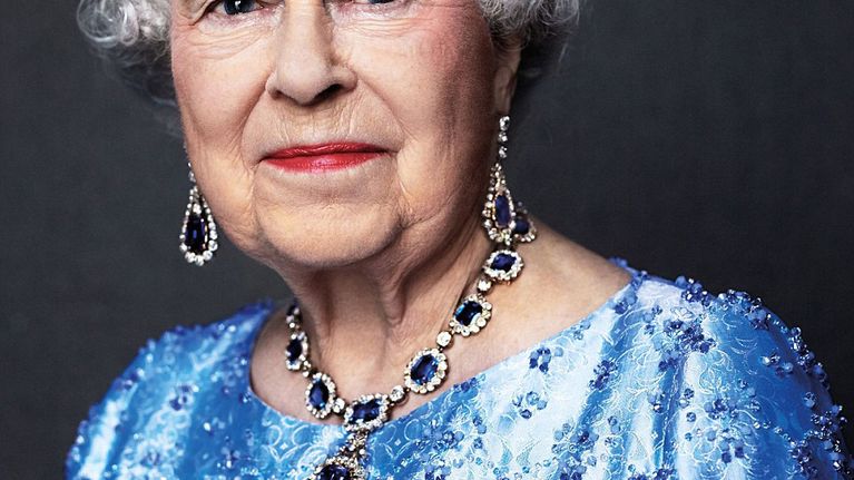 Kuningashuoneen kuningatar Elisabetista julkaisema juhlavuoden muotokuva.