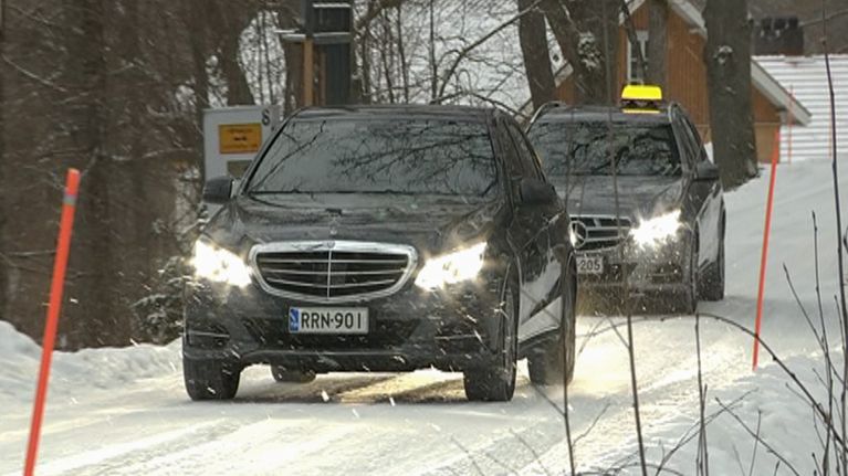 Autoja tiellä.