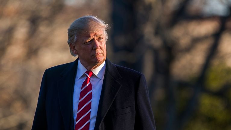 Presidentti Donald Trump Valkoisen talon pihalla helmikuussa 2017.