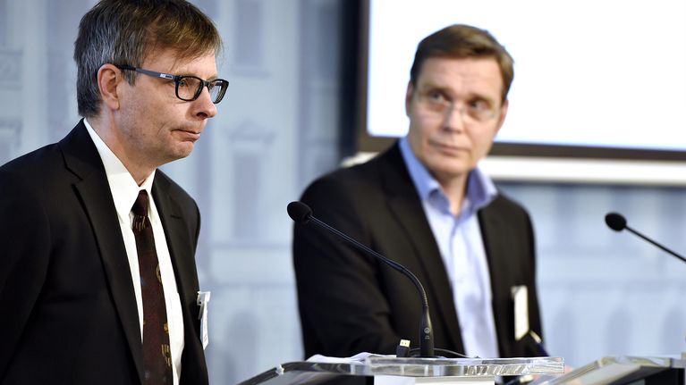 Osallistavan sosiaaliturvan malleja selvittäneen tutkimusryhmä jäsenet sosiaalipolitiikan professori Heikki Hiilamo Helsingin yliopistosta (vas.)  ja tutkimusprofessori Pasi Moisio.