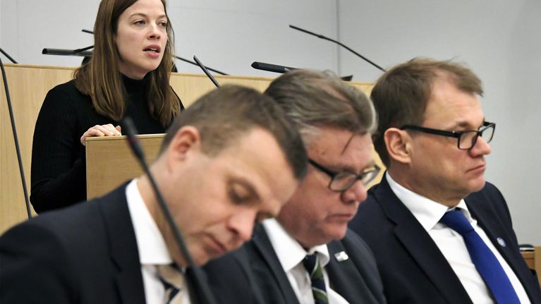 Kansanedustaja Li Andersson puhui eduskunnan täysistunnossa Helsingissä 8. helmikuuta 2017.  Etualalla valtiovarainministeri Petteri Orpo, ulkoministeri Timo Soini ja pääministeri Juha Sipilä.
