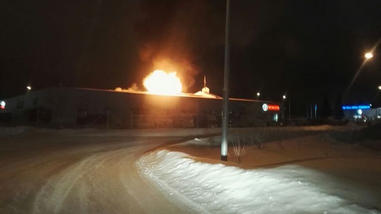 Hätäkeskukseen soittanut nainen kuvasi kuinka autoliikkeen sisätiloista roihahti liekit noin kello 21:30.