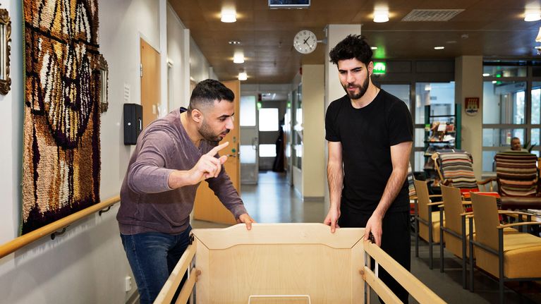 Osama Al-Ogaili ja Jafar Abbas siirtävät sänkyä Lassintalon palvelukodissa Oulun Tuirassa.