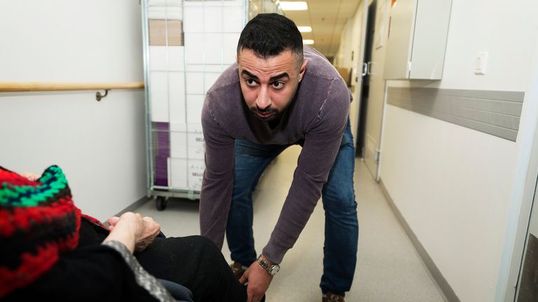 Osama Al-Ogaili on vapaaehtoistyössä Lassintalon palvelukodissa Oulun Tuirassa.