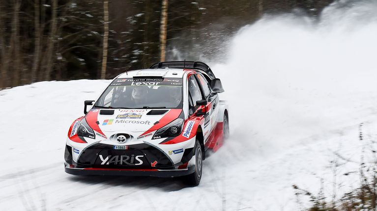 Jari-Matti Latvala kaasuttaa kaarteessa. 