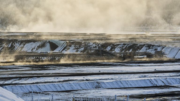Liotuskasat höyryävät raakavesialtaan ympärillä Terrafamen Sotkamon kaivoksella pakkassäässä.