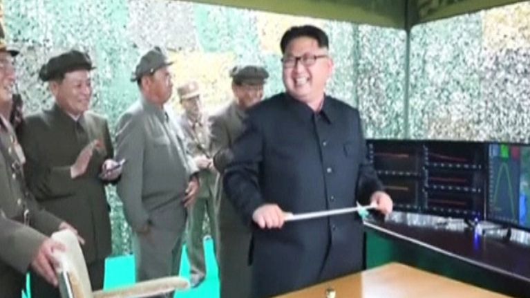 Pohjois-Korean johtaja Kim Jong Un iloitsee seurattuaan ohjuskokeen onnistumista.
