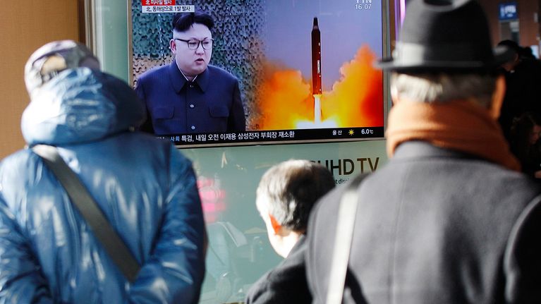 Ihmiset Etelä-Koreassa seuraavat televisiosta uutista Pohjois-Korean tekemästä ohjuskokeesta 12. helmikuuta 2017.