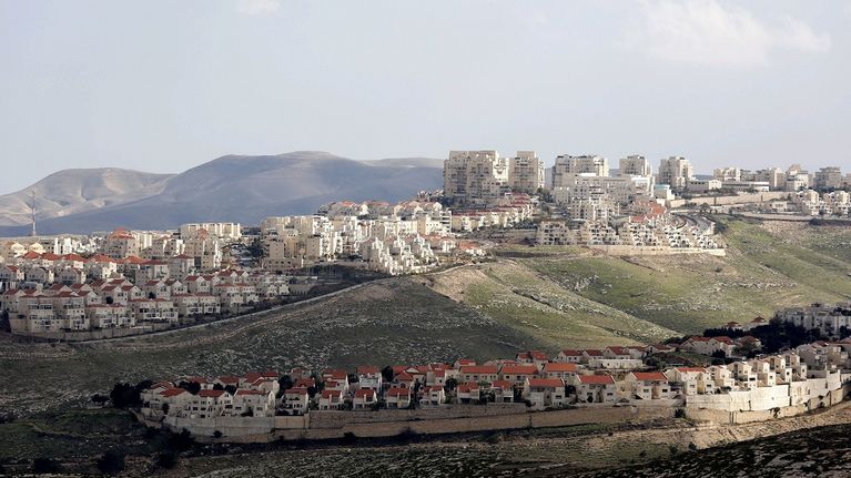 Israelin siirtokunnan valkoisia kerrostaloja kukkulalla lähellä Jerusalemia