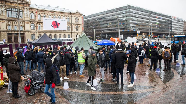 Turvapaikanhakijoiden mielenosoitus rautatientorilla