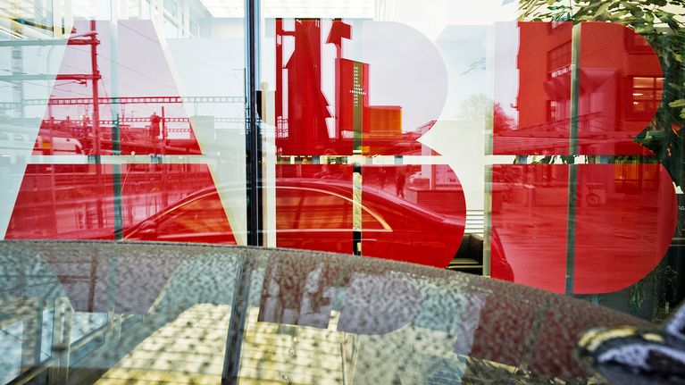 ABB:n logo ikkunassa.