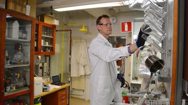 Carl-Erik Wilén laboratoriossa.