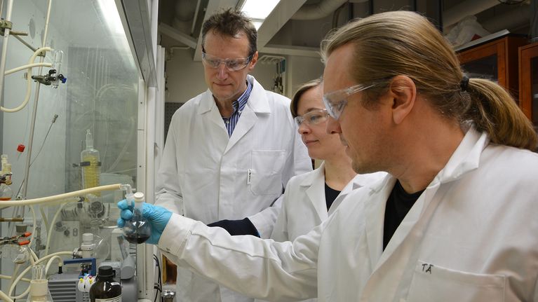 Carl-Erik Wilén, Teija Tirri ja Timo Ääritalo laboratoriossa.
