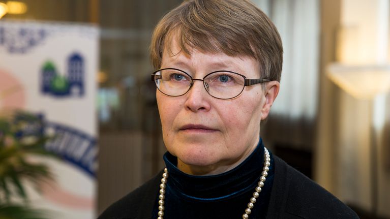 Anne Neimala seisoo aulassa