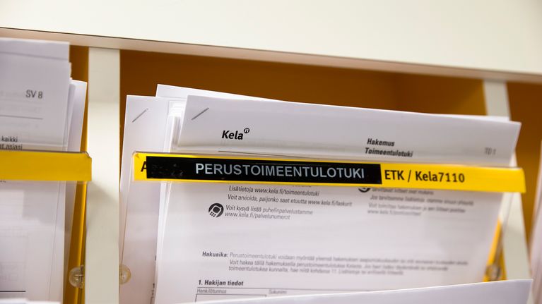 Toimeentulotukihakemuksia Kelan seinällä