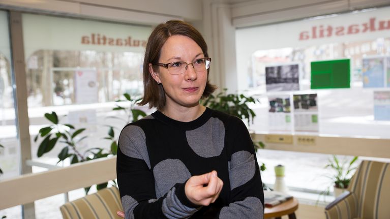 Minna Salminen seisoo asukastalon aulassa