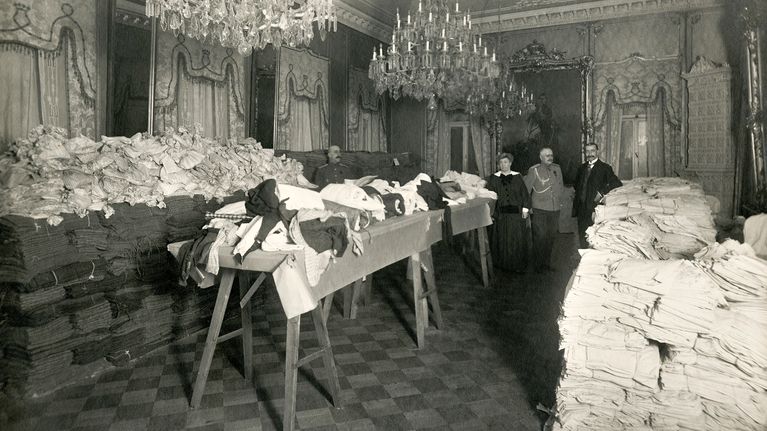 Punaisen ristin varasto ensimmäisen maailmansodan aikana kenraalikuvernöörin talossa (Smolna).