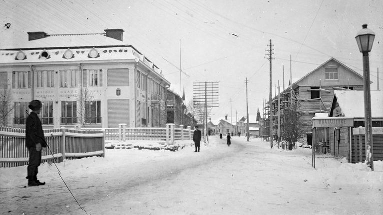 Rovaniemi 1913. Katunäkymä Rovaniemeltä, vasemmalla Pohjoismaiden osakepankki.