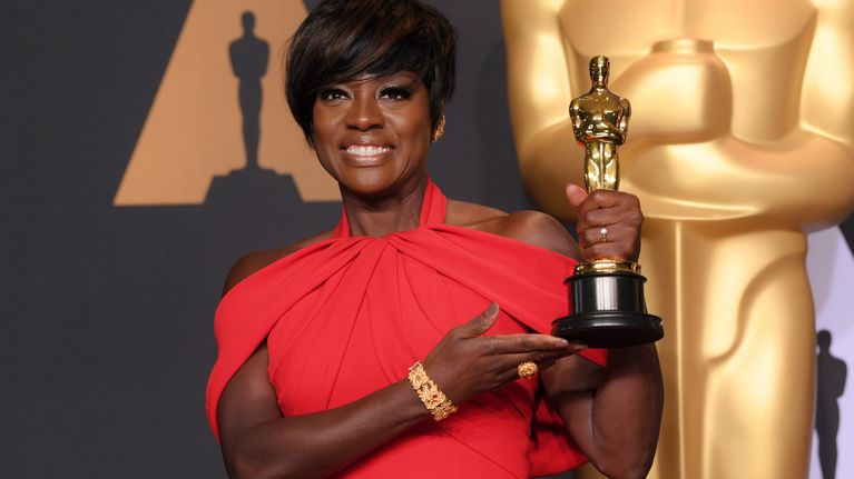 Näyttelijä Viola Davis palkittiin Oscarilla parhaasta naissivuosasta. 
