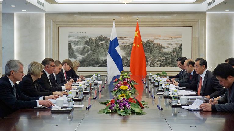 Peking Soini ja Wang neuvottelupöydässä.