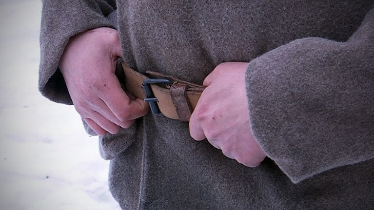 Vapaaehtoisten avustajien puvut on asusteita myöten mietitty vastaamaan vuoden 1918 pukeutumista. 
