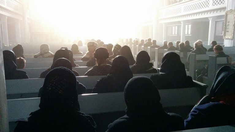 Kirkkokansa valmiina dokumentin kuvauksiin.