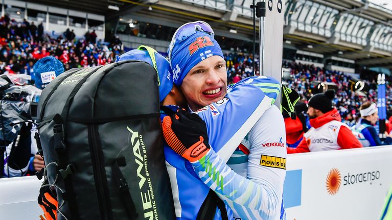 Iivo Niskanen halaa joukkuetoveriaan voitettuaan 15 kilometrin perinteisen hiihtotavan maailmanmestaruuden Lahdessa.