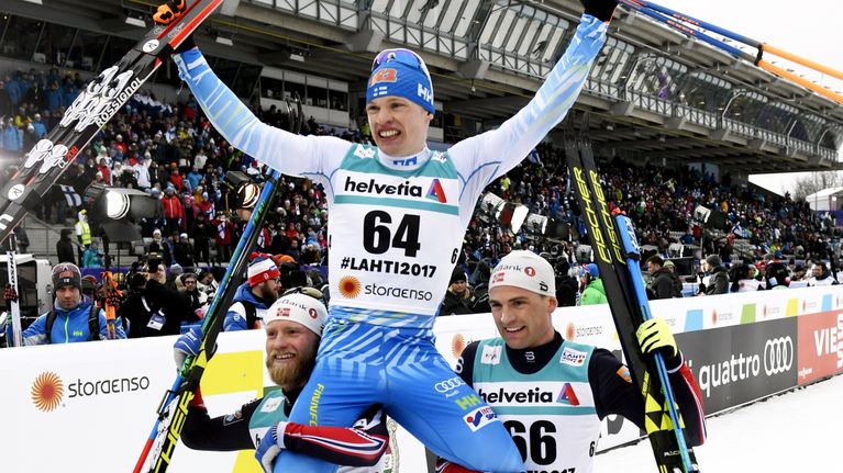 Iivo Niskanen Martin Jonsrud Sundbyn (vas.) ja Niklas Dyrhaugin kultatuolissa.