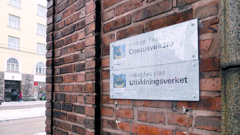 Opetusviraston kyltti.